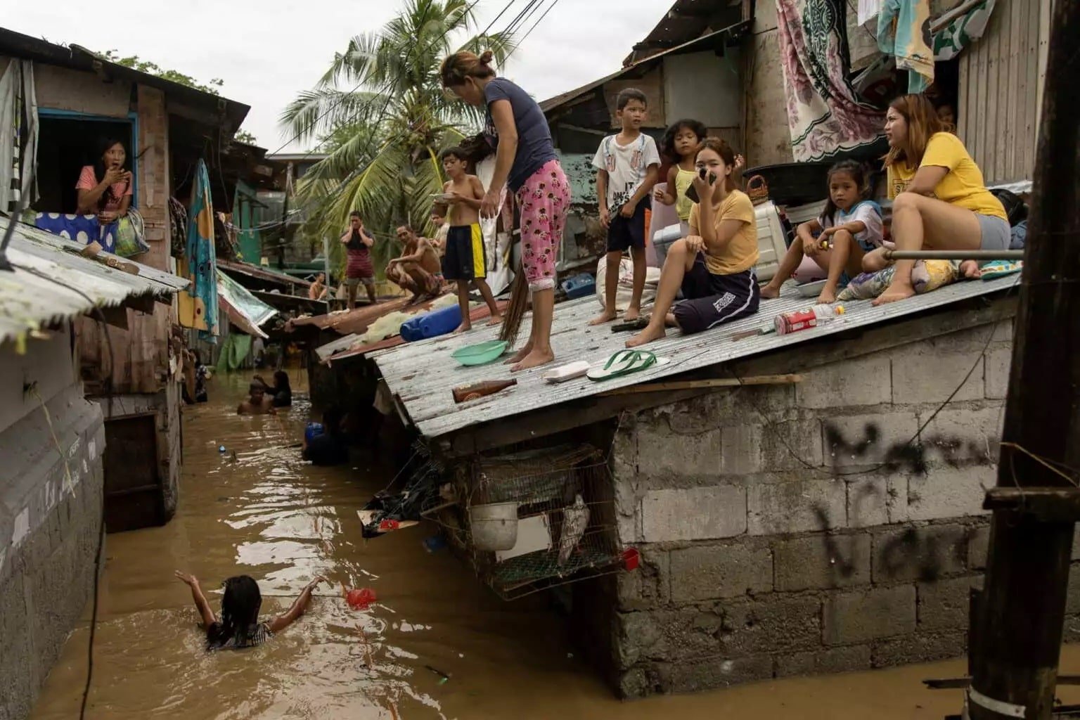 Φιλιππίνες: Πέντε διασώστες νεκροί από το πέρασμα του τυφώνα Νόρου – ΒΙΝΤΕΟ