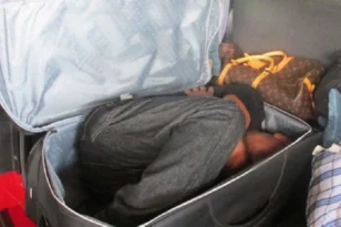 ΗΠΑ: Διακινητές έκρυβαν μετανάστες μέσα σε βαλίτσες, ξύλινα κιβώτια και υδροφόρες