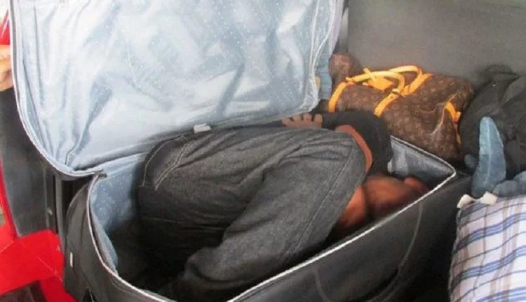 ΗΠΑ: Διακινητές έκρυβαν μετανάστες μέσα σε βαλίτσες, ξύλινα κιβώτια και υδροφόρες