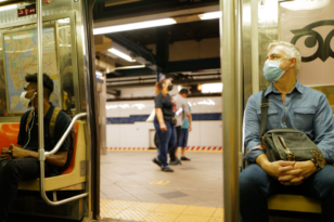 Κορoνοϊός: Η Νέα Υόρκη βάζει τέλος στην υποχρεωτική μάσκα στα μέσα μεταφοράς