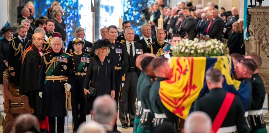 Βασίλισσα Ελισάβετ: Συνεχίζεται το λαϊκό προσκύνημα στη Σκωτία - Πότε επιστρέφει η σορός στο Μπάκιγχαμ