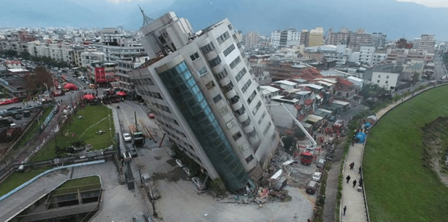 Ταϊβάν: Συγκλονιστικές εικόνες από τον σεισμό – Κατέρρευσαν δρόμοι και κτίρια – Ισχυροί μετασεισμοί ΒΙΝΤΕΟ