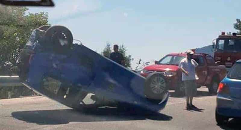 Λαμία: Αυτοκίνητο τούμπαρε στην Εθνική Οδό - Ελαφρά τραυματισμένη η οδηγός ΦΩΤΟ