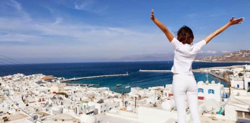 Bloomberg: «Εκρηκτική η ανάπτυξη του τουρισμού στην Ελλάδα»