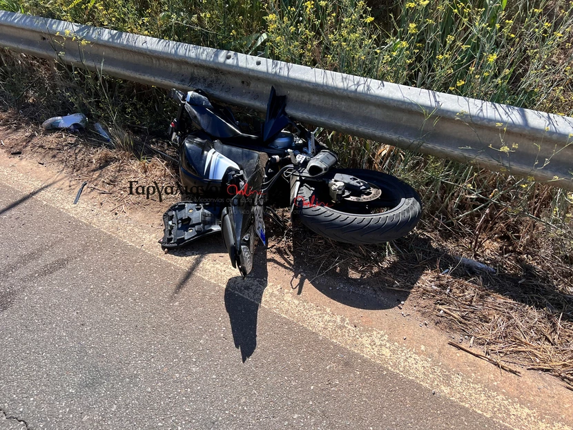 Σοβαρό τροχαίο στη Μεσσηνία: Μηχανή κόπηκε στα δύο, σοβαρά τραυματισμένος ο οδηγός - ΦΩΤΟ