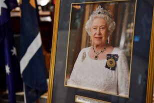 Βασίλισσα Ελισάβετ: Παραιτείται η σωσίας της - «Κρεμάει το στέμμα της» από σεβασμό - ΒΙΝΤΕΟ