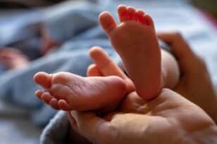 Γεννήθηκε το πρώτο μωρό από τρία DNA στη Βρετανία