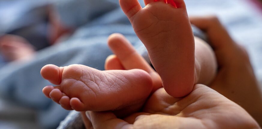 Γεννήθηκε το πρώτο μωρό από τρία DNA στη Βρετανία