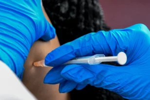 Κορονοϊός - Γρίπη: Οδηγίες Βασιλακόπουλου για τα εμβόλια, ποιοι πρέπει να κάνουν και ποια