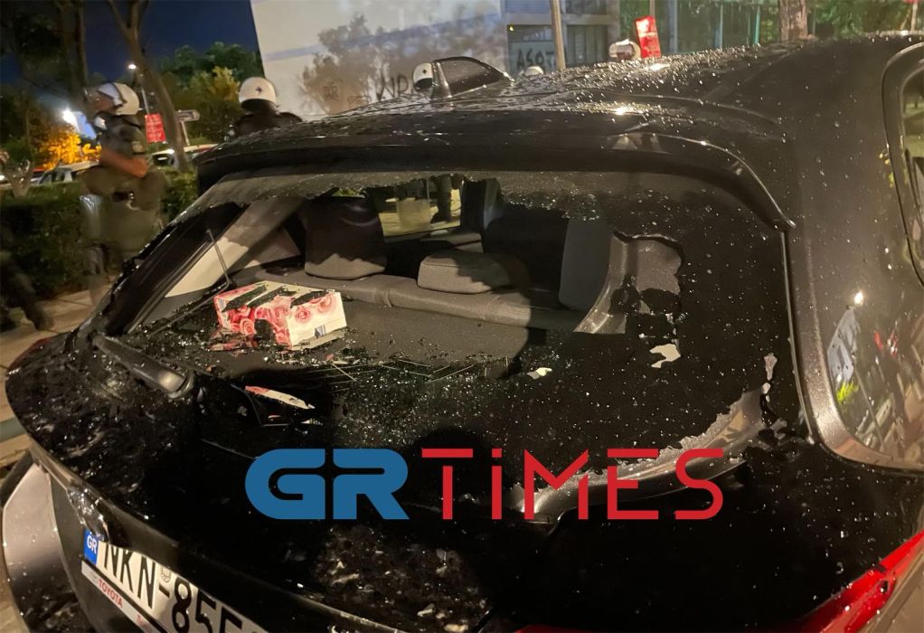 Θεσσαλονίκη: Έσπασαν το παρμπρίζ ΙΧ που ήταν σταθμευμένο εντός του ΑΠΘ - ΦΩΤΟ