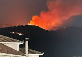 Φωτιά στη Κεφαλονιά: Υπό μερικό έλεγχο το πύρινο μέτωπο που έκαιγε κοντά σε κατοικίες