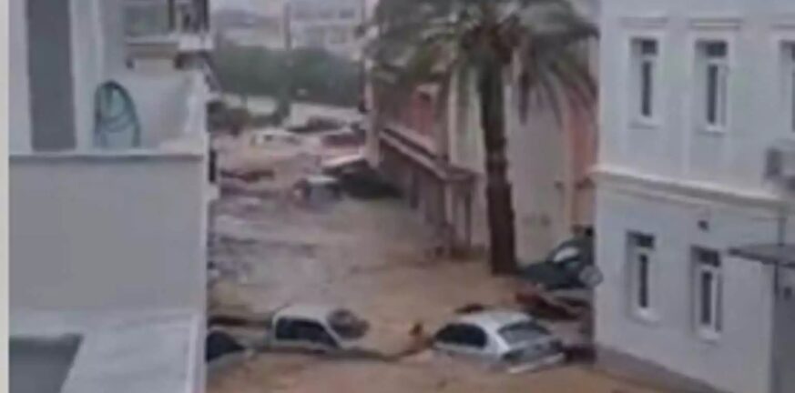 Κακοκαιρία στην Κρήτη: Η στιγμή που αυτοκίνητα βουλιάζουν στα λασπόνερα στη Σητεία - ΒΙΝΤΕΟ