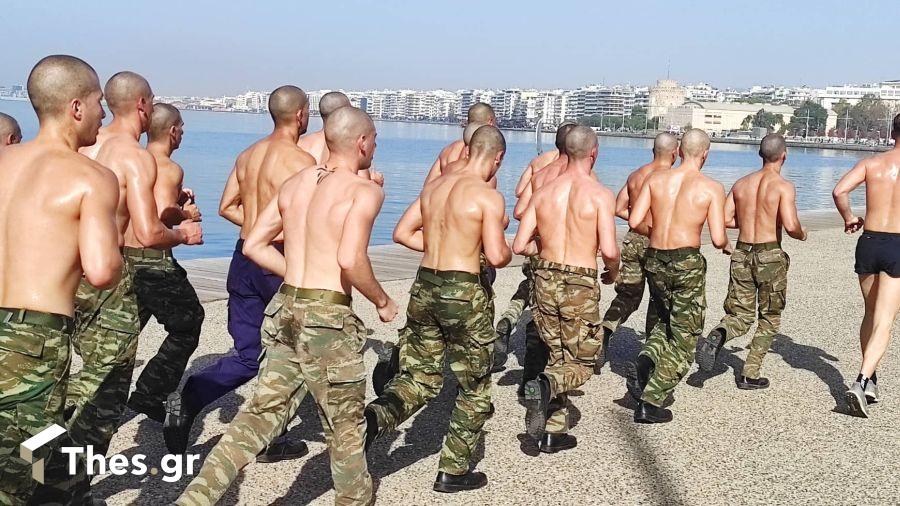 Θεσσαλονίκη: Ημίγυμνοι στρατιώτες «παρέλασαν»... στην Παραλία - Το «Baywatch» αλά... ΟΥΚ!