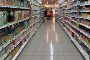 Πάτρα: Έφοδος αντιεξουσιαστών σε σούπερ μάρκετ - Πήραν προϊόντα και τράπηκαν σε φυγή