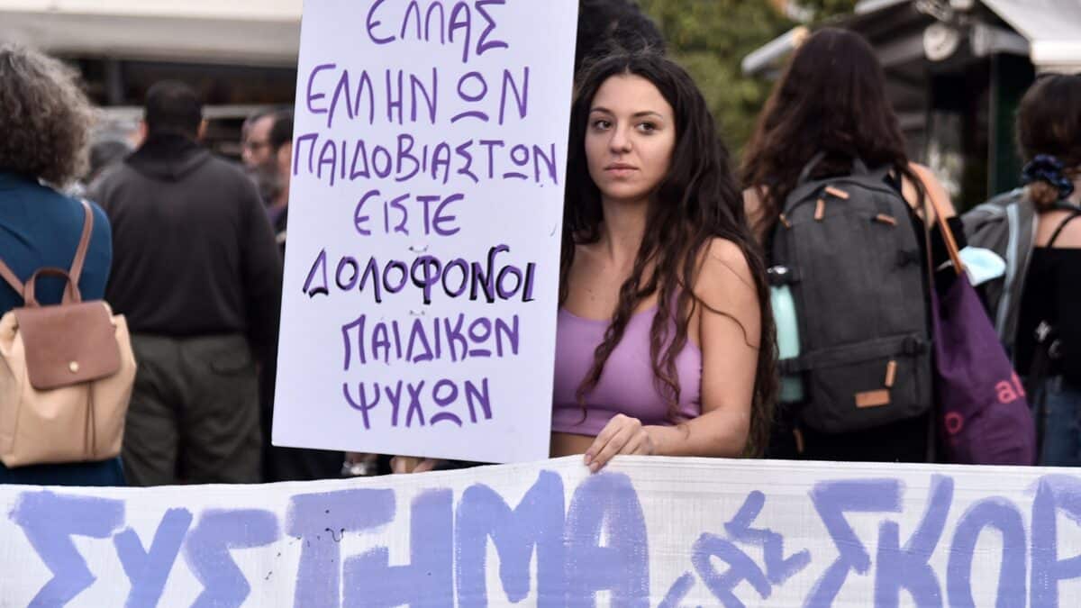 Κολωνός - Βιασμός 12χρονης: Δεκάδες άνθρωποι στη συγκέντρωση διαμαρτυρίας στα Σεπόλια 
