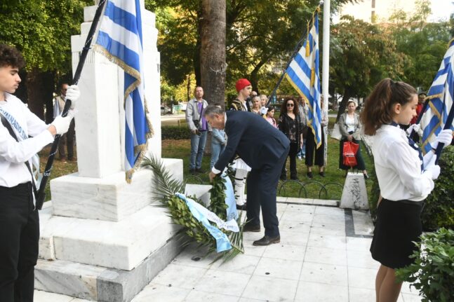 Πάτρα: Στεφάνι κατέθεσε ο Τάκης Πετρόπουλος στην πλατεία Εθνικής Αντίστασης