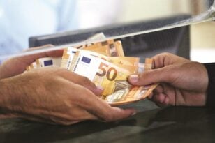 Κατώτατος μισθός: Αυξάνεται στα 780 ευρώ από σήμερα – Ποια επιδόματα επηρεάζονται και πόσο