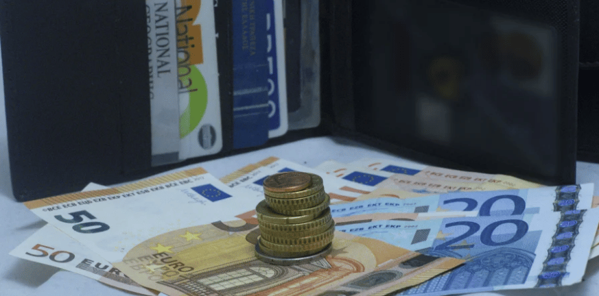 Επιταγή ακρίβειας: Ποιοι οι δικαιούχοι και τα εισοδηματικά κριτήρια για τα 250 ευρώ