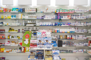 «Στερεύουν» τα ράφια των φαρμακείων από βασικά φάρμακα