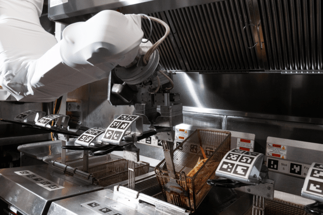 Flippy 2: Ρομπότ φτιάχνει τηγανητές πατάτες «γρηγορότερα και καλύτερα από τον άνθρωπο»