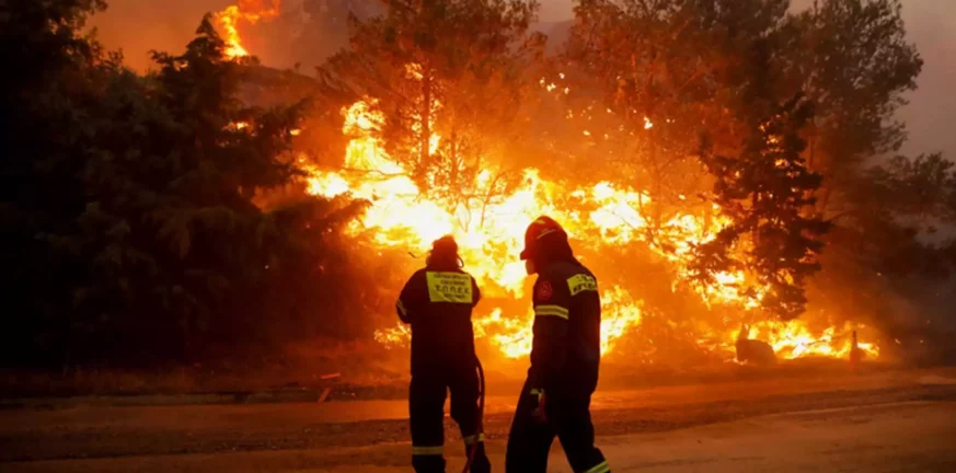 Ζάκυνθος: Μεγάλη φωτιά στο χωριό Κορίθι - Πνέουν ισχυροί άνεμοι στην περιοχή