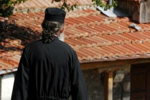 Κρήτη: Ελεγχος σε ιερέα για αρχαιοκαπηλία - Πάνω από 150.000 ευρώ βρέθηκαν στο σπίτι του