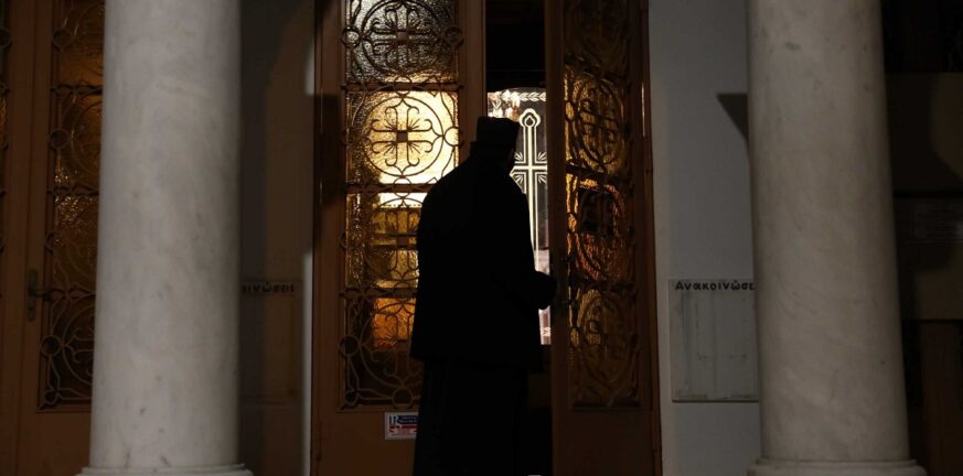 Σαλαμίνα: Σοκαριστικό βίντεο ντοκουμέντο με τον ιερέα να βρίζει τους πιστούς