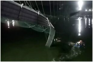 Ινδία: ΒΙΝΤΕΟ σοκ από τη στιγμή που καταρρέει η γέφυρα - Στους 130 οι νεκροί