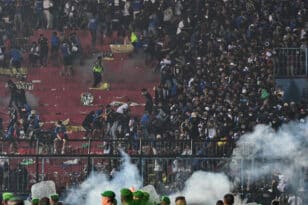 Ινδονησία: Τουλάχιστον 125 νεκροί και δεκάδες τραυματίες από ρίψη δακρυγόνων μέσα σε γήπεδο