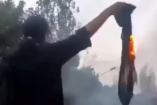 Ιράν: 16χρονη διαδηλώτρια καίει τη μαντίλα της λίγο πριν βρεθεί νεκρή - ΒΙΝΤΕΟ