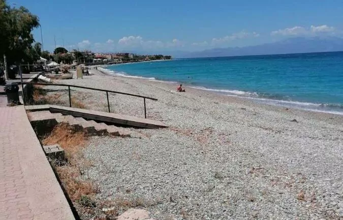 Ξυλόκαστρο: Βρέθηκε νεκρός σε παραλία με χτυπήματα στο κεφάλι