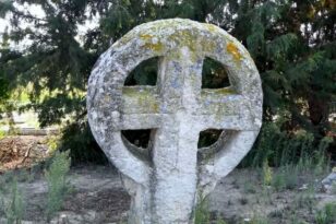 Σε ποιό μέρος της Ελλάδας βρίσκεται το μυστηριώδες νεκροταφείο με τους κέλτικους σταυρούς - ΒΙΝΤΕΟ