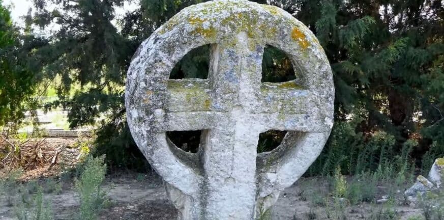 Σε ποιό μέρος της Ελλάδας βρίσκεται το μυστηριώδες νεκροταφείο με τους κέλτικους σταυρούς - ΒΙΝΤΕΟ