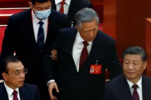 Κίνα: Έβγαλαν σηκωτό έξω από την αίθουσα του συνεδρίου του ΚΚ τον πρώην πρόεδρο της χώρας - ΒΙΝΤΕΟ