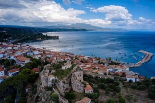 Κορώνη: Ο παραλιακός οικισμός στη Μεσσηνία που θυμίζει κάτι από νησί - ΦΩΤΟ