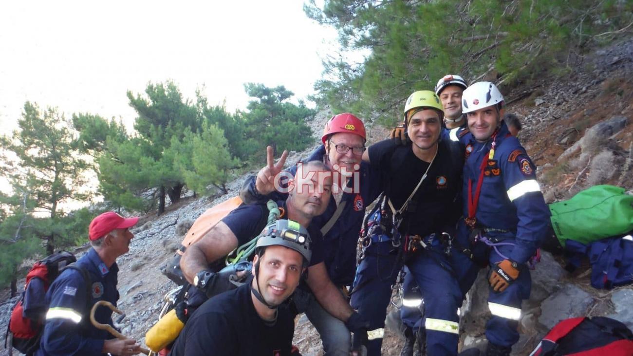 Κρήτη: Καρέ – καρέ η διάσωση του τουρίστα που ήταν εγκλωβισμένος σε βράχια