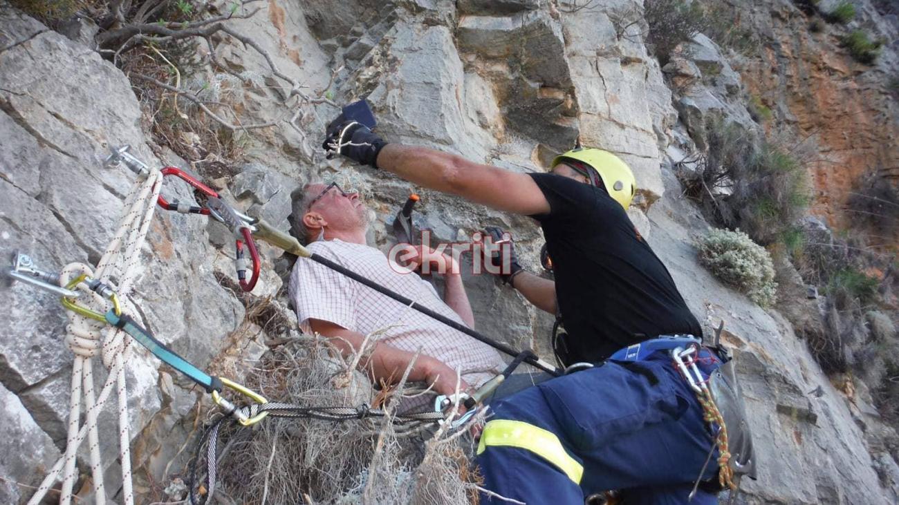 Κρήτη: Καρέ – καρέ η διάσωση του τουρίστα που ήταν εγκλωβισμένος σε βράχια