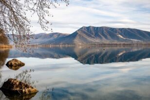 Λίμνη Ορεστιάδα: Το υδάτινο «στολίδι» της Καστοριάς – ΦΩΤΟ