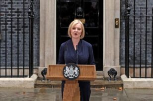 Βρετανία: Παραιτήθηκε η Λιζ Τρας