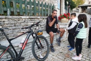 Μητσοτάκης: Ποδηλατάδα, φωτογραφίες με παιδιά και γλυκό του ταψιού για τον Πρωθυπουργό στα Ιωάννινα