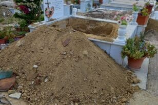 Καμίνια Αχαΐας: Ξεθάβουν τους νεκρούς τους από το Νεκροταφείο για να περάσει ο δρόμος - ΦΩΤΟ