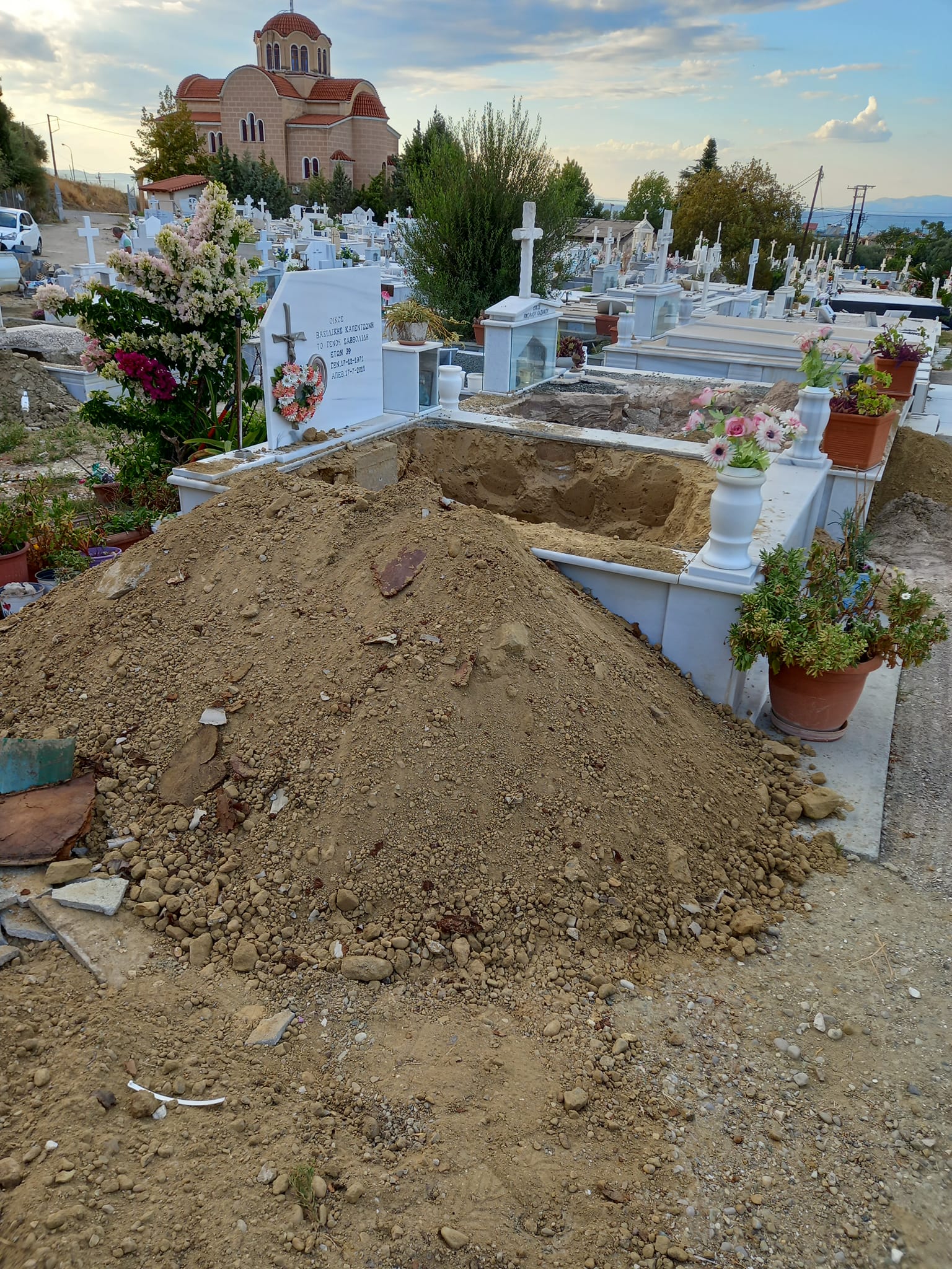Καμίνια Αχαΐας: Ξεθάβουν τους νεκρούς τους από το Νεκροταφείο για να περάσει ο δρόμος – ΦΩΤΟ