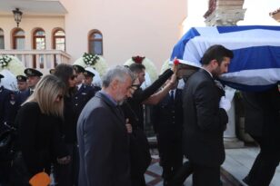 Θεσσαλονίκη: Σε κλίμα βαθιάς συγκίνησης το τελευταίο αντίο στον Αλέξανδρο Νικολαΐδη - ΒΙΝΤΕΟ