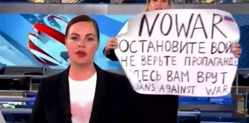Ρωσία: Έσπασε τον κατ’ οίκον περιορισμό η Οβσιανίκοβα η οποία σήκωσε πλακάτ κατά του πολέμου σε Ρωσικό κανάλι