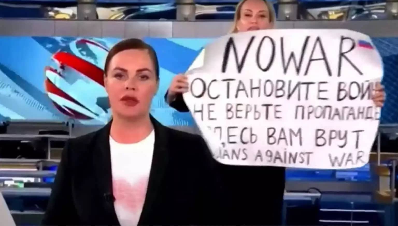 Ρωσία: Έσπασε τον κατ’ οίκον περιορισμό η Οβσιανίκοβα η οποία σήκωσε πλακάτ κατά του πολέμου σε Ρωσικό κανάλι