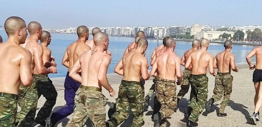 Θεσσαλονίκη: Ημίγυμνοι στρατιώτες «παρέλασαν»... στην Παραλία - Το «Baywatch» αλά... ΟΥΚ!