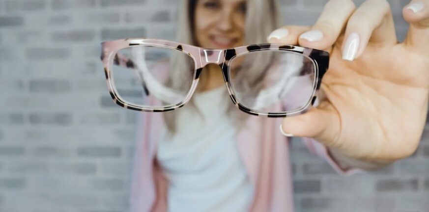 Βρώμικα γυαλιά; Αυτά τα 3 tips άμεσου καθαρισμού θα σε σώσουν
