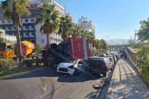 Τροχαίο στη Λεωφόρο Ποσειδώνος: Νταλίκα καταπλάκωσε αυτοκίνητο - ΦΩΤΟ