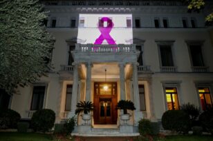 Προεδρικό Μέγαρο: Φωταγωγήθηκε με τη ροζ κορδέλα τιμώντας την παγκόσμια ημέρα κατά του καρκίνου του μαστού