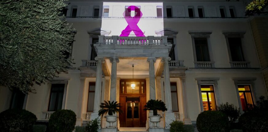 Προεδρικό Μέγαρο: Φωταγωγήθηκε με τη ροζ κορδέλα τιμώντας την παγκόσμια ημέρα κατά του καρκίνου του μαστού